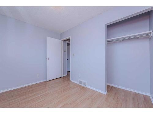 4546 7 Avenue Se, Calgary, AB - Indoor Photo Showing Other Room