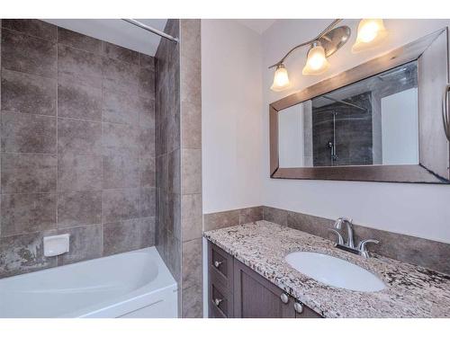 4546 7 Avenue Se, Calgary, AB - Indoor Photo Showing Bathroom