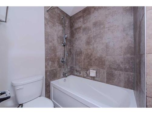 4546 7 Avenue Se, Calgary, AB - Indoor Photo Showing Bathroom