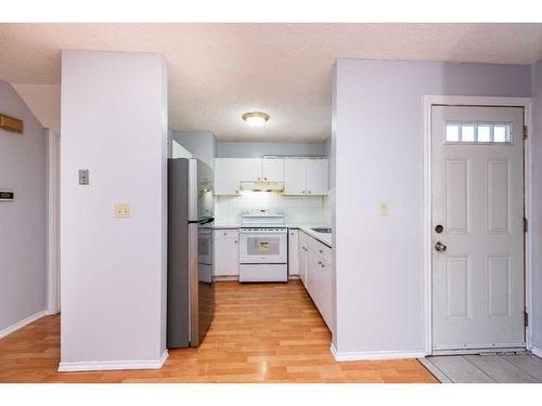 4546 7 Avenue Se, Calgary, AB - Indoor Photo Showing Kitchen