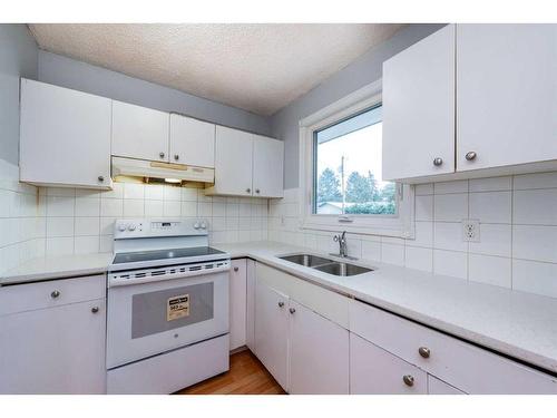 4546 7 Avenue Se, Calgary, AB - Indoor Photo Showing Kitchen With Double Sink