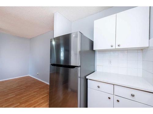 4546 7 Avenue Se, Calgary, AB - Indoor Photo Showing Kitchen