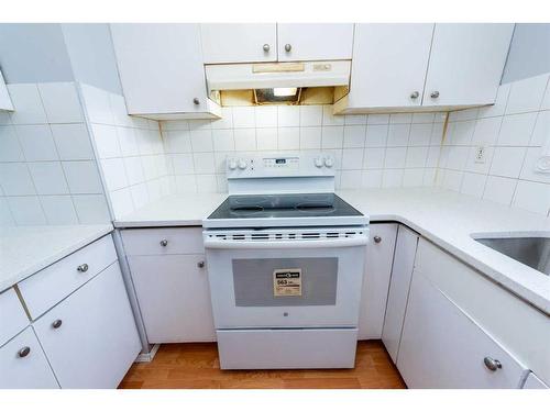 4546 7 Avenue Se, Calgary, AB - Indoor Photo Showing Kitchen