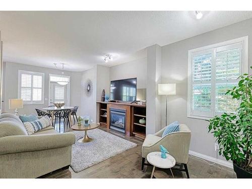 62 Discovery Heights Sw, Calgary, AB - Indoor Photo Showing Living Room