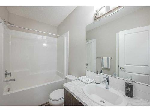 15 Corner Meadows Villas Ne, Calgary, AB - Indoor Photo Showing Bathroom