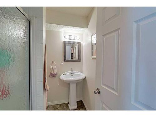 86 Arbour Stone Crescent Nw, Calgary, AB - Indoor Photo Showing Bathroom