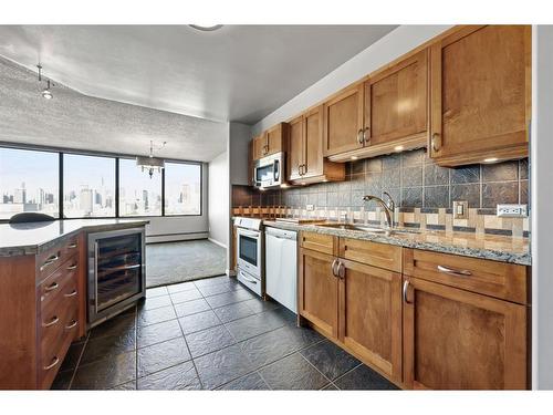 1503-330 26 Avenue Sw, Calgary, AB - Indoor Photo Showing Kitchen