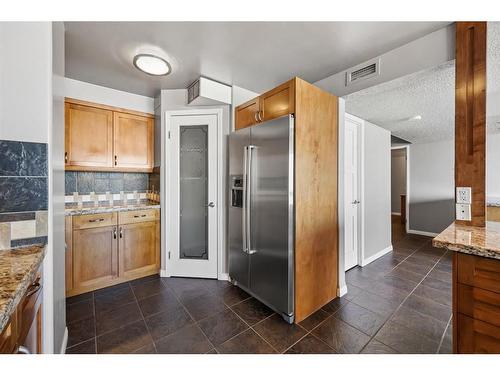 1503-330 26 Avenue Sw, Calgary, AB - Indoor Photo Showing Kitchen