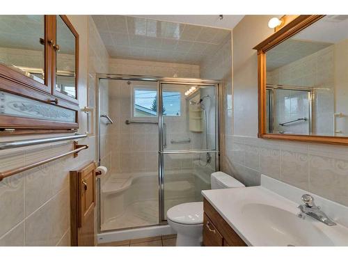 9831 Alcott Road Se, Calgary, AB - Indoor Photo Showing Bathroom