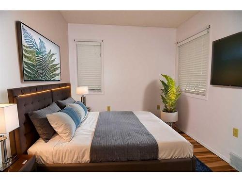 2747 Dovely Park Se, Calgary, AB - Indoor Photo Showing Bedroom