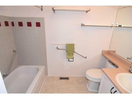 2747 Dovely Park Se, Calgary, AB - Indoor Photo Showing Bathroom