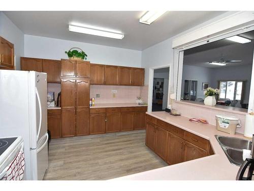 2747 Dovely Park Se, Calgary, AB - Indoor Photo Showing Kitchen With Double Sink