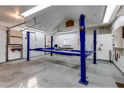 6223 Blackthorn Crescent Ne, Calgary, AB - Indoor Photo Showing Garage