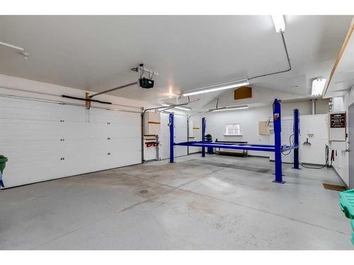 6223 Blackthorn Crescent Ne, Calgary, AB - Indoor Photo Showing Garage