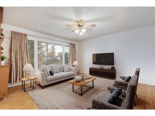 6223 Blackthorn Crescent Ne, Calgary, AB - Indoor Photo Showing Living Room