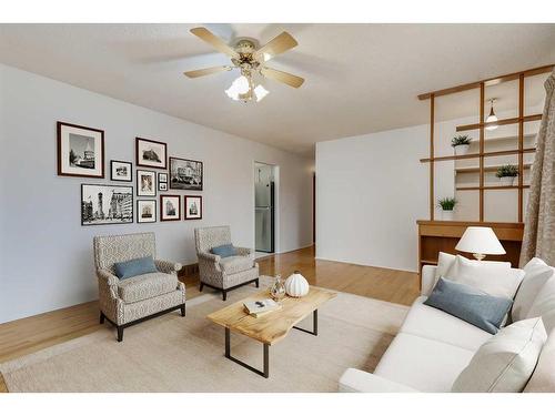 6223 Blackthorn Crescent Ne, Calgary, AB - Indoor Photo Showing Living Room