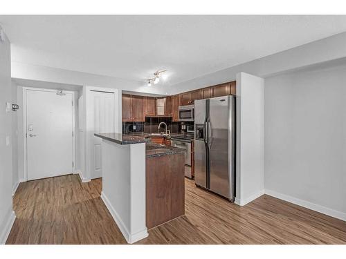 104-716 3 Avenue Nw, Calgary, AB - Indoor Photo Showing Kitchen