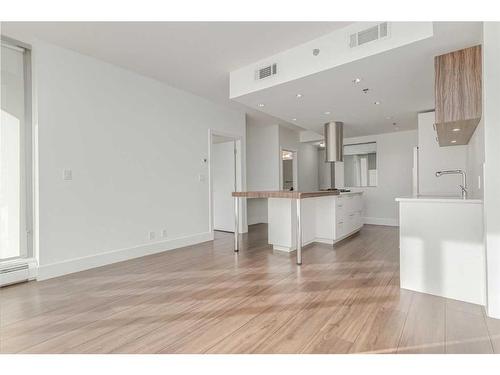 802-1087 2 Avenue Nw, Calgary, AB - Indoor Photo Showing Kitchen