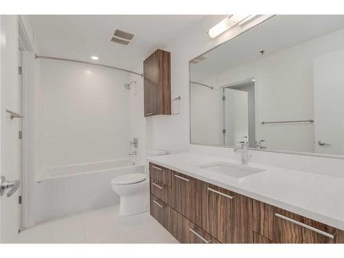 802-1087 2 Avenue Nw, Calgary, AB - Indoor Photo Showing Bathroom