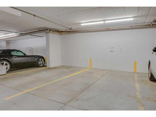 802-1087 2 Avenue Nw, Calgary, AB - Indoor Photo Showing Garage