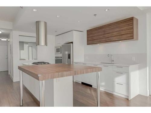 802-1087 2 Avenue Nw, Calgary, AB - Indoor Photo Showing Kitchen