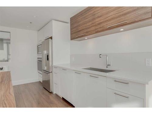 802-1087 2 Avenue Nw, Calgary, AB - Indoor Photo Showing Kitchen