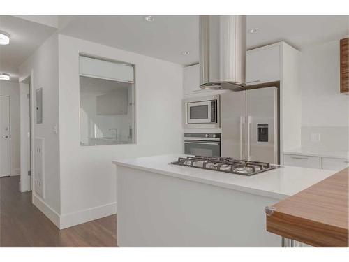 802-1087 2 Avenue Nw, Calgary, AB - Indoor Photo Showing Kitchen