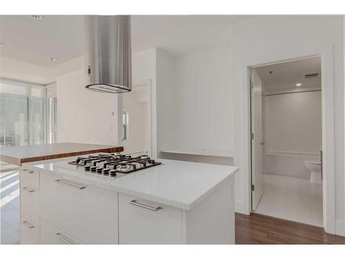 802-1087 2 Avenue Nw, Calgary, AB - Indoor Photo Showing Kitchen