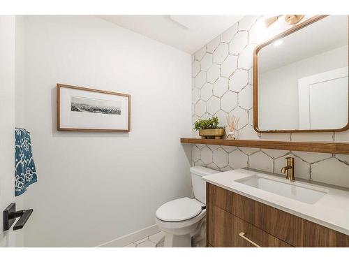 92 Silverton Glen Green Sw, Calgary, AB - Indoor Photo Showing Bathroom