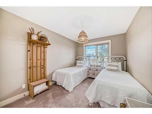 4623 81 Street Nw, Calgary, AB - Indoor Photo Showing Bedroom