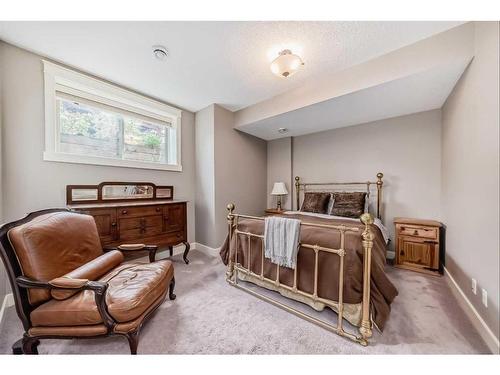 4623 81 Street Nw, Calgary, AB - Indoor Photo Showing Bedroom