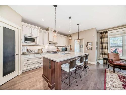 4623 81 Street Nw, Calgary, AB - Indoor Photo Showing Kitchen With Upgraded Kitchen