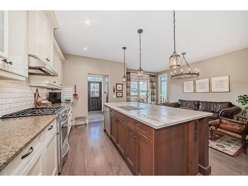 4623 81 Street Nw, Calgary, AB - Indoor Photo Showing Kitchen With Upgraded Kitchen