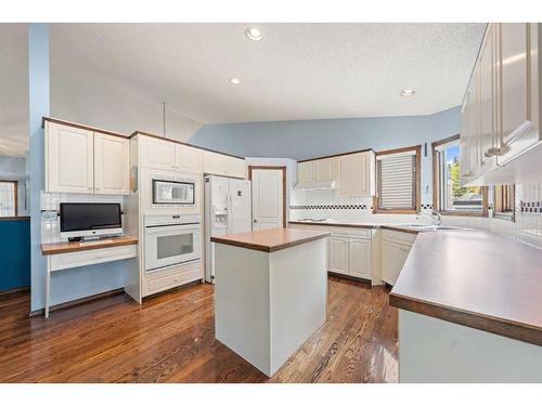 14319 Evergreen Street Sw, Calgary, AB - Indoor Photo Showing Kitchen