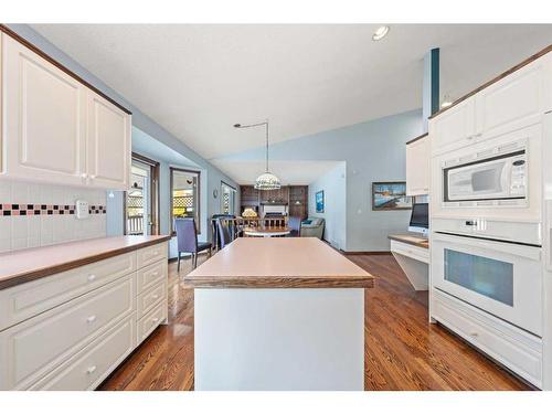 14319 Evergreen Street Sw, Calgary, AB - Indoor Photo Showing Kitchen