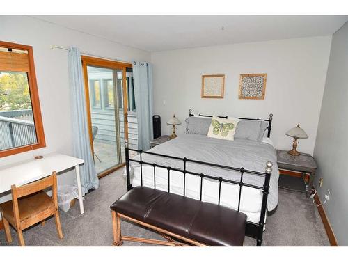 2535 7 Avenue Nw, Calgary, AB - Indoor Photo Showing Bedroom