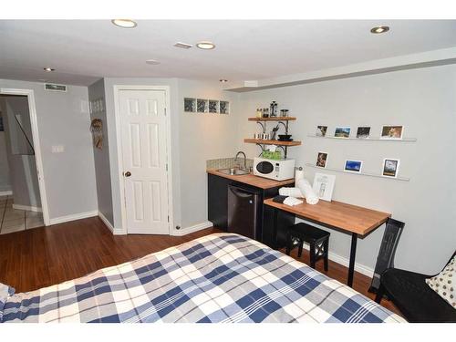 2535 7 Avenue Nw, Calgary, AB - Indoor Photo Showing Bedroom