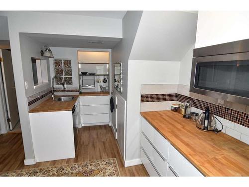 2535 7 Avenue Nw, Calgary, AB - Indoor Photo Showing Kitchen