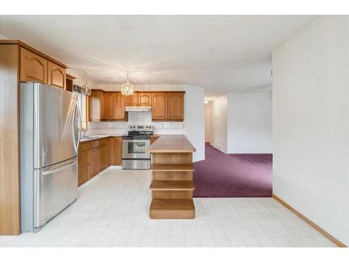 718 Centre Street, Vulcan, AB - Indoor Photo Showing Kitchen