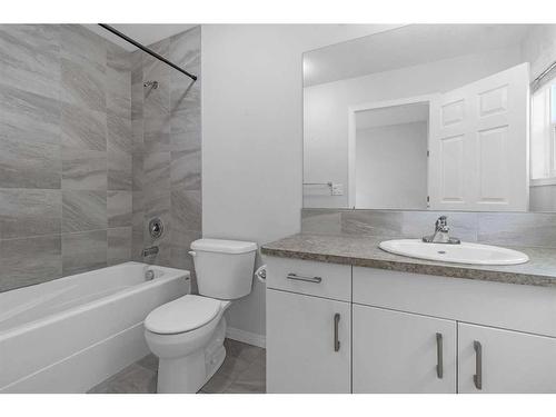 366 Windrow Crescent Sw, Airdrie, AB - Indoor Photo Showing Bathroom