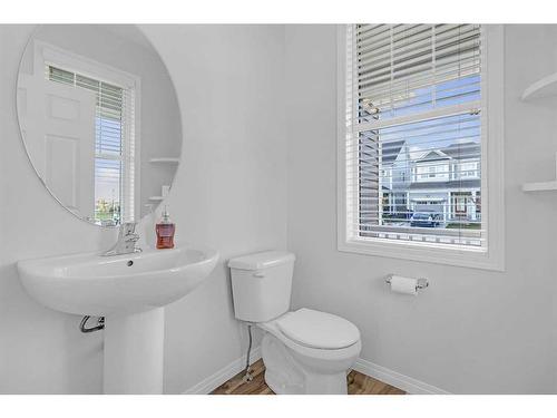 366 Windrow Crescent Sw, Airdrie, AB - Indoor Photo Showing Bathroom