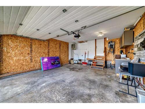 247 Lakeview Cove, Chestermere, AB - Indoor Photo Showing Garage