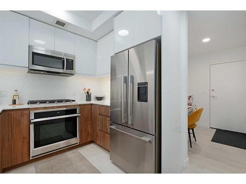 206-327 9A Street Nw, Calgary, AB - Indoor Photo Showing Kitchen With Stainless Steel Kitchen With Upgraded Kitchen