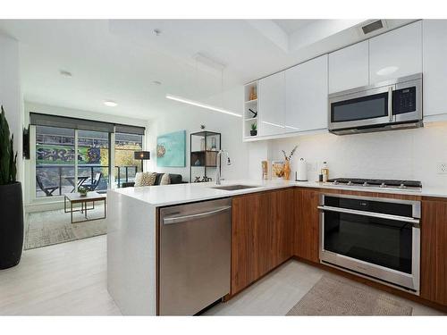 206-327 9A Street Nw, Calgary, AB - Indoor Photo Showing Kitchen With Stainless Steel Kitchen With Upgraded Kitchen