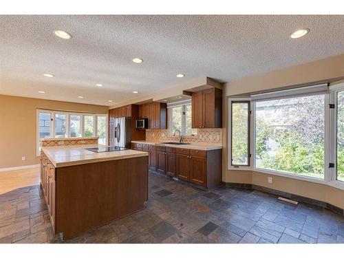 128 Deer Side Place Se, Calgary, AB - Indoor Photo Showing Kitchen