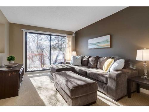 21-6915 Ranchview Drive Nw, Calgary, AB - Indoor Photo Showing Living Room