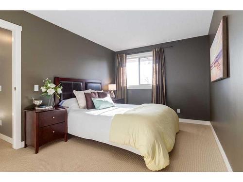 21-6915 Ranchview Drive Nw, Calgary, AB - Indoor Photo Showing Bedroom