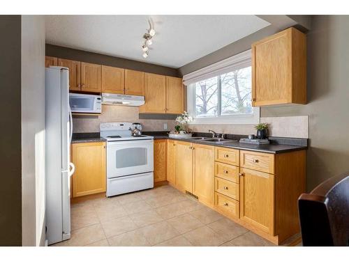 21-6915 Ranchview Drive Nw, Calgary, AB - Indoor Photo Showing Kitchen With Double Sink