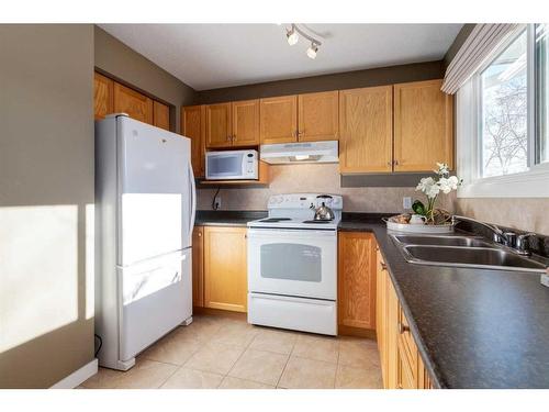 21-6915 Ranchview Drive Nw, Calgary, AB - Indoor Photo Showing Kitchen With Double Sink