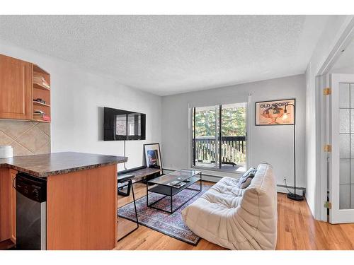 402-104 24 Avenue Sw, Calgary, AB - Indoor Photo Showing Living Room